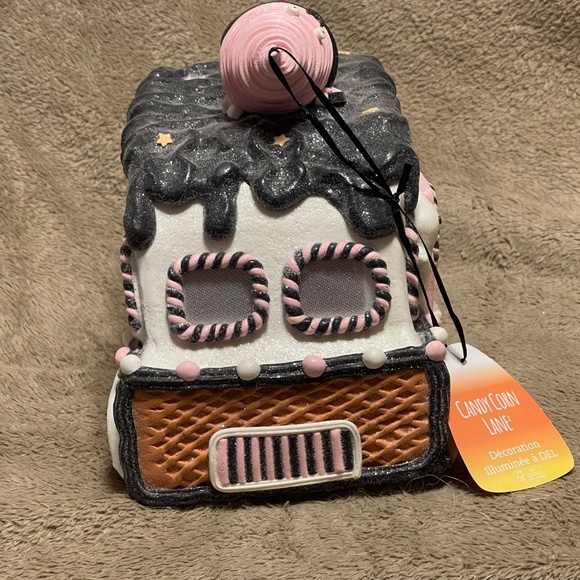 Candy Corn Lane LED Lighted Halloween Gingerbread Ice Cream Van - Picture 2 of 9